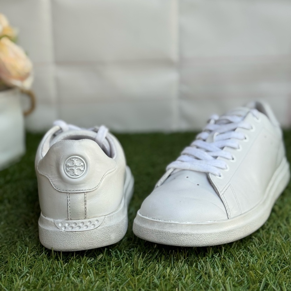 TORY BURCH Low Top Howell white leather sneaker Size 8 with flaw